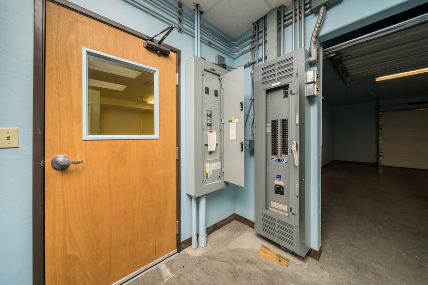 More Photos Of 6000 E Coury Dr, Cottonwood Light Manufacturing For Sale