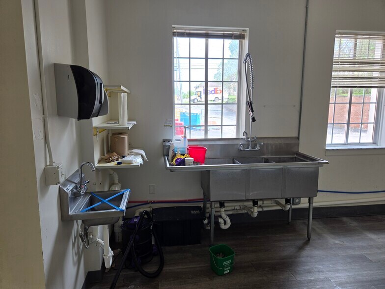 More Photos Of 101-103 S Talbot St, Addison Bank For Lease