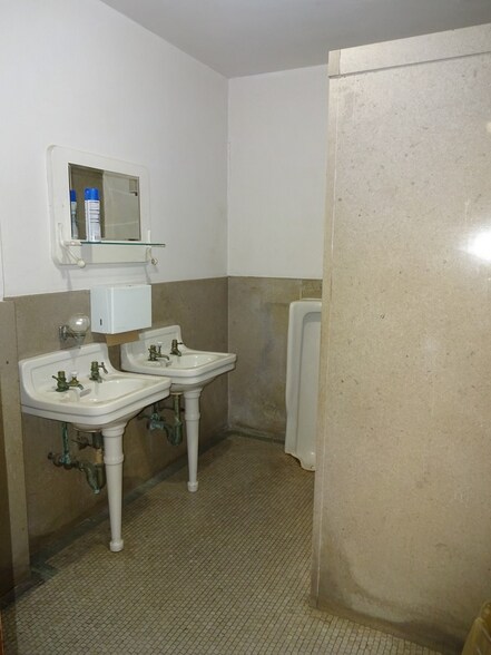 More Photos Of 201 N Penn Ave, Independence Office For Sale