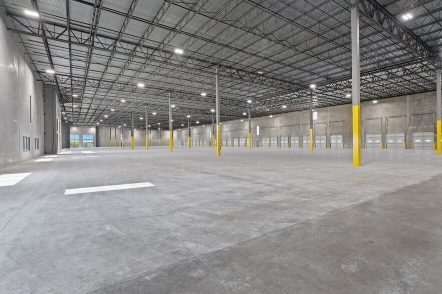 More Photos Of 11708 McAngus Rd, Del Valle Unknown For Lease