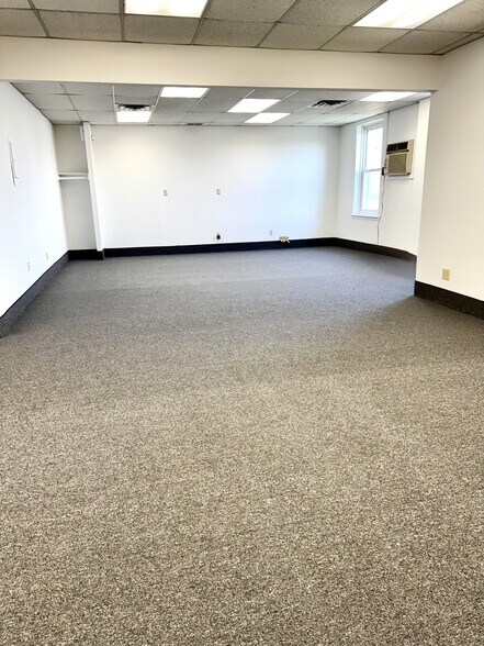 More Photos Of 40 Commerce Pl, Hicksville Office For Lease