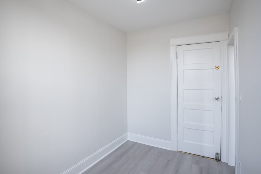 More Photos Of 6717 Myrtle Ave, Glendale Storefront Retail Residential For Sale