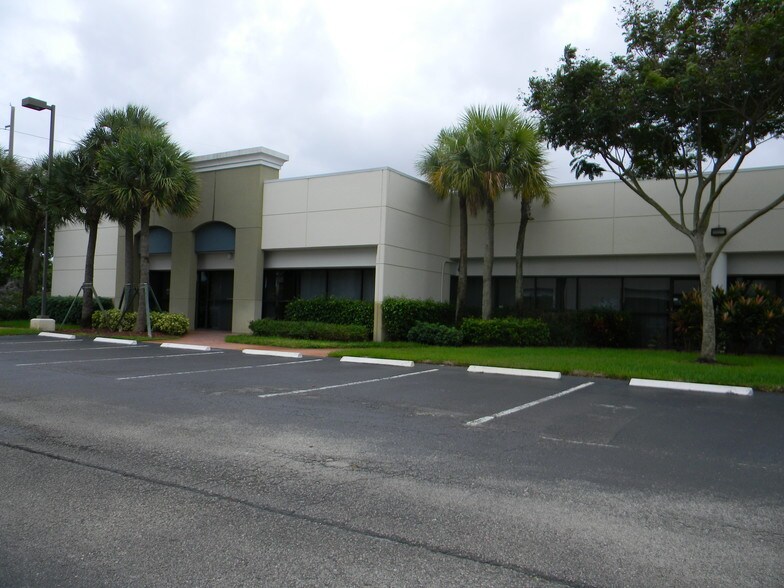 More Photos Of 776-858 S Military Trl, Deerfield Beach Research And Development For Lease