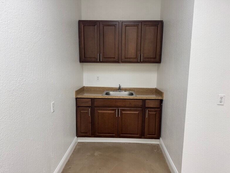 More Photos Of 2225 Brown St, Napa Storefront Retail Office For Lease