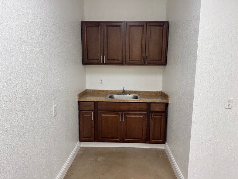 More Photos Of 2225 Brown St, Napa Storefront Retail Office For Lease