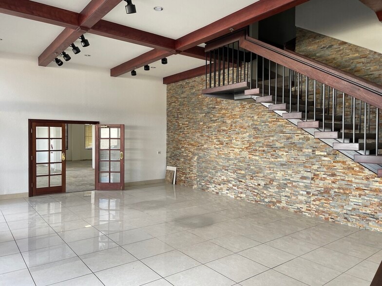 More Photos Of 5542 Buckingham Dr, Huntington Beach Warehouse For Sale