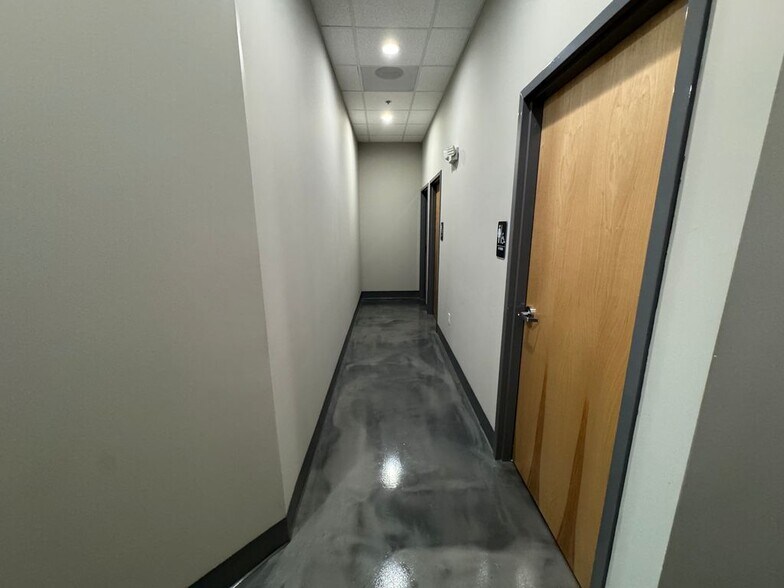 More Photos Of 912-922 E Warren St, Gardner Industrial For Lease