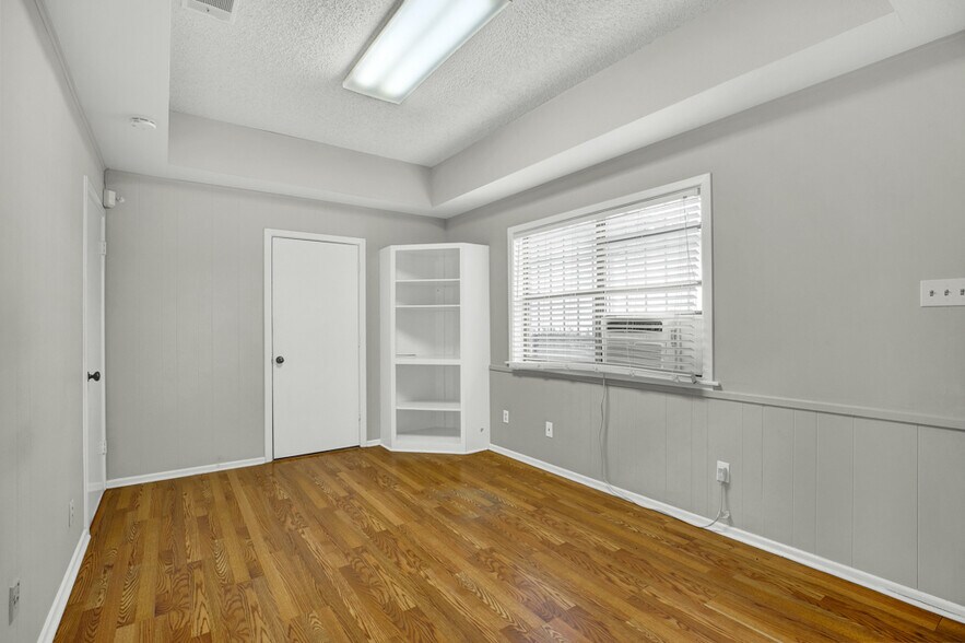 More Photos Of 218 Deborah Dr, New Braunfels Warehouse For Lease