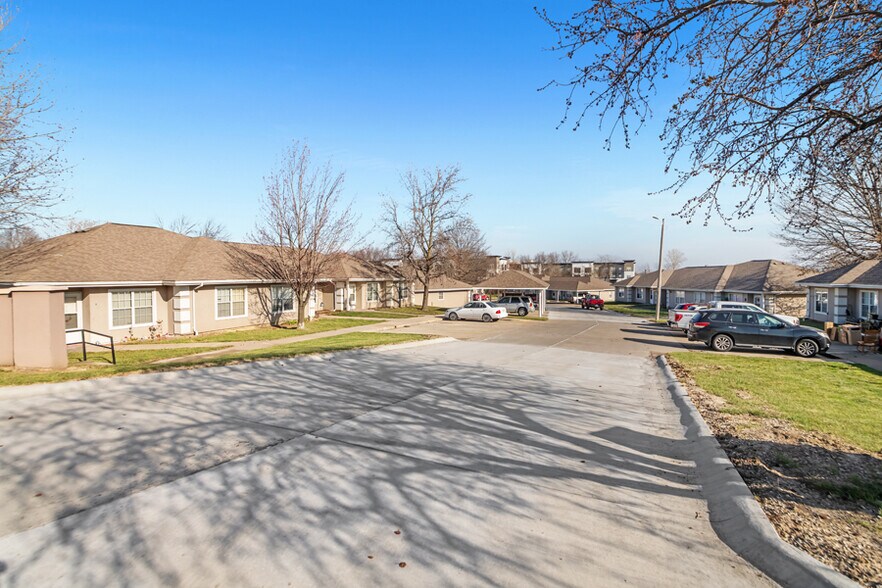 More Photos Of 408 SE 7th St, Oak Grove Apartments For Sale