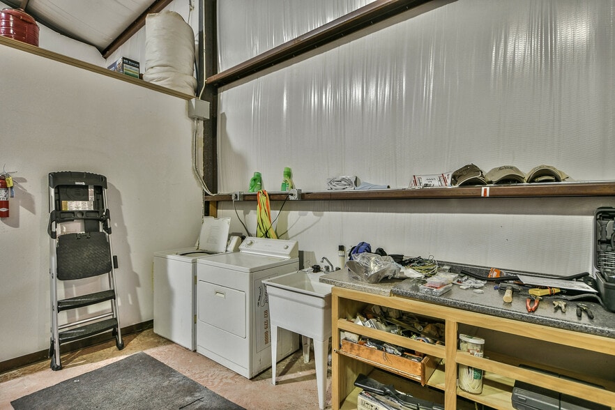 More Photos Of 202 Daisy Dr, Granbury Manufacturing For Sale