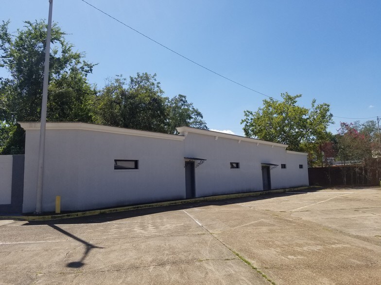 More Photos Of 700 Main St, Pineville Bank For Lease