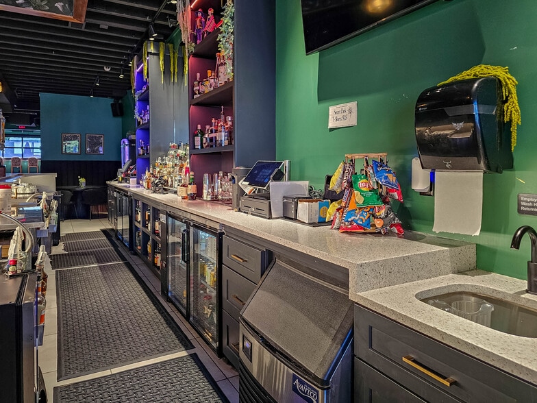 More Photos Of 3207 Leavenworth St, Omaha Bar For Sale