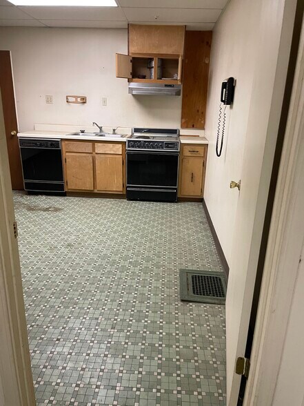 More Photos Of 1063 E Parkway South, Memphis Flex For Sale