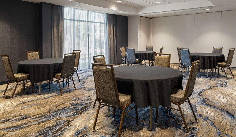 More Photos Of 10495 Crosspoint Blvd, Indianapolis Hotel For Sale