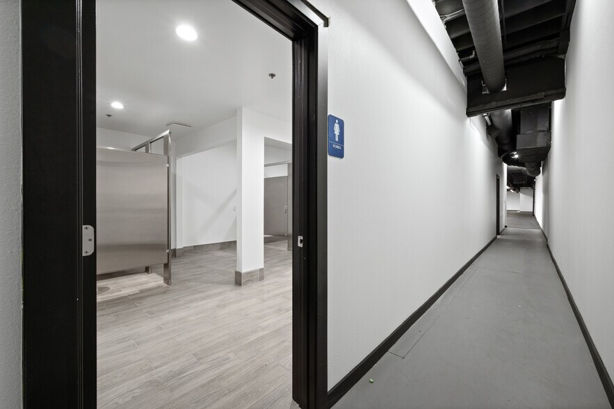 More Photos Of 800 E Dyer Rd, Santa Ana Showroom For Lease