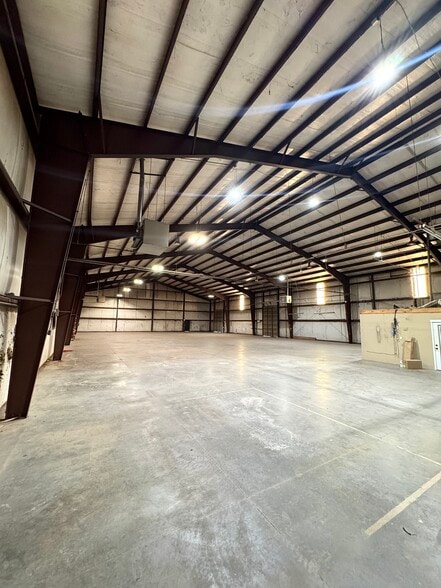 More Photos Of 9600 NW 10th St, Oklahoma City Warehouse For Lease