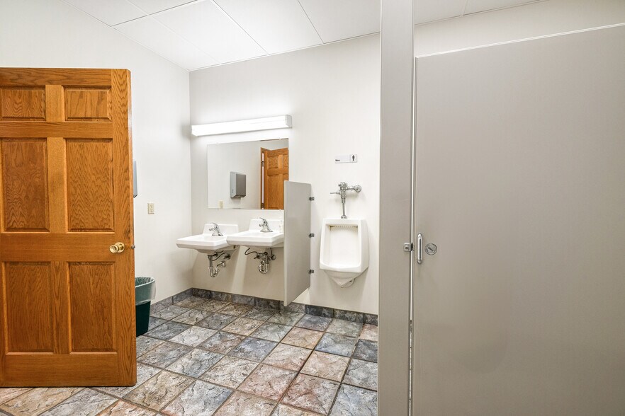 More Photos Of 316 N Main St, Lake Mills Office For Sale