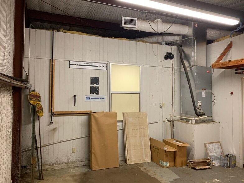 More Photos Of 5424 W Oak St, Palestine Showroom For Lease