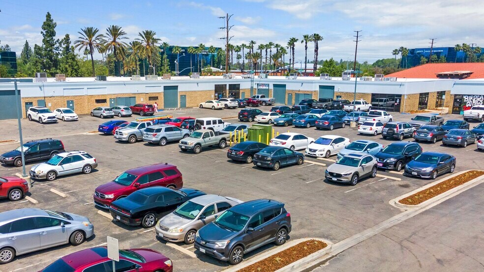 More Photos Of 165 W Hospitality Ln, San Bernardino Flex For Lease