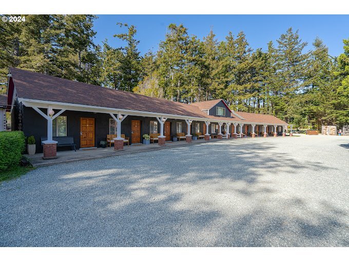 More Photos Of 1175 2nd St SE, Bandon Hotel For Sale