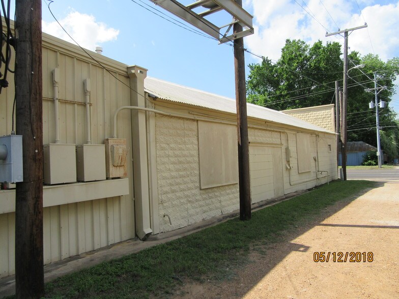 More Photos Of 205 NE Loop 230, Smithville Warehouse For Lease