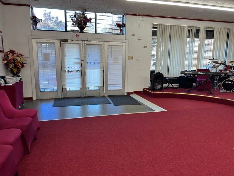 Primary Photo Of 633 Fairfield Ave, Bridgeport Office For Lease