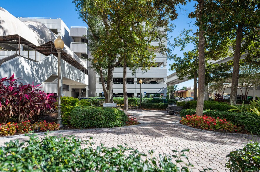 More Photos Of 1200 Riverplace Blvd, Jacksonville Office For Lease