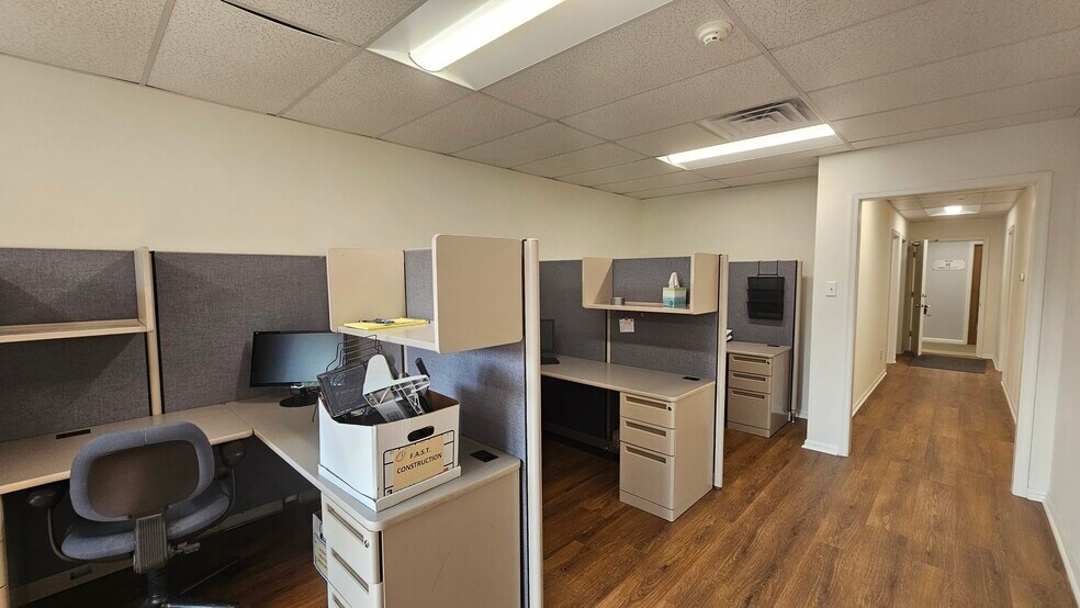 More Photos Of 152 Himmelien Rd, Medford Office For Sale