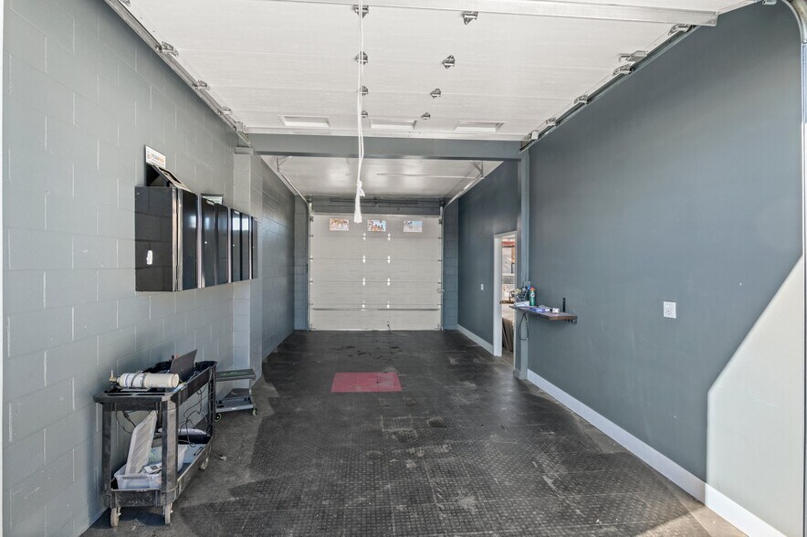 More Photos Of 1535 Chester St, Aurora Auto Repair For Sale