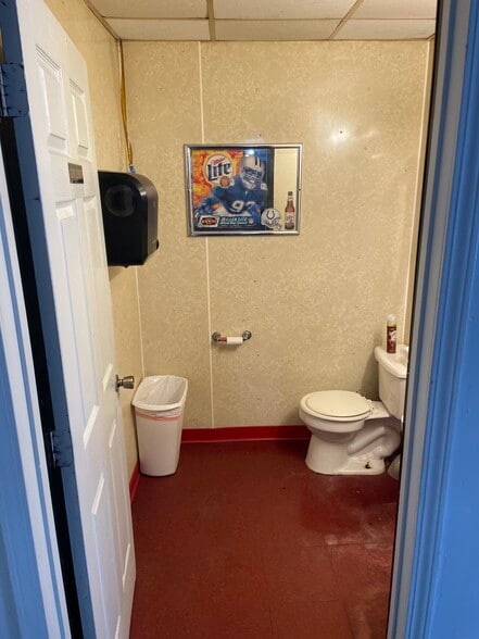 More Photos Of 2137 S Meridian St, Indianapolis Bar For Sale
