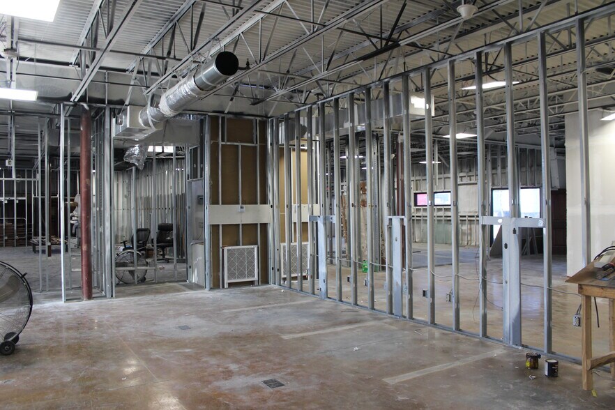 More Photos Of 9140 Canal Rd, Gulfport Light Distribution For Sale