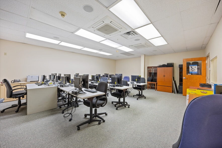 More Photos Of 19 Lunar Dr, Woodbridge Medical For Lease
