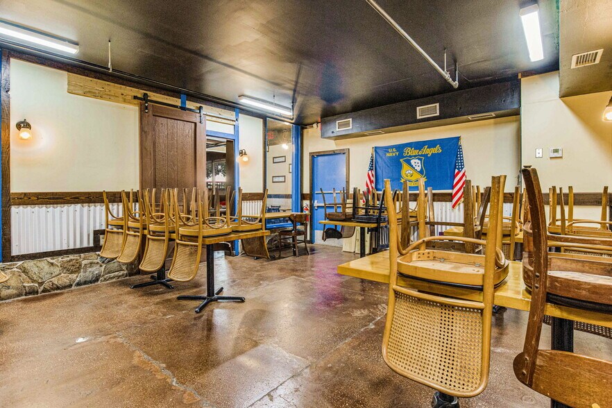 More Photos Of 131 New Warrington Rd, Pensacola Restaurant For Sale