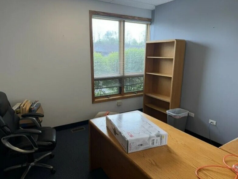 More Photos Of 820 E Terra Cotta Ave, Crystal Lake Office For Sale