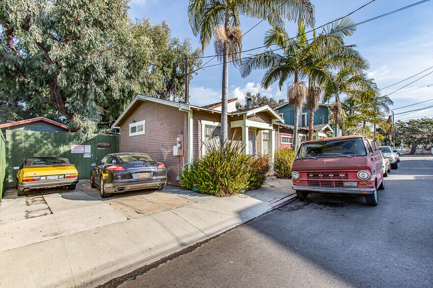 More Photos Of 2008-2020 Strongs Dr, Venice Apartments For Sale