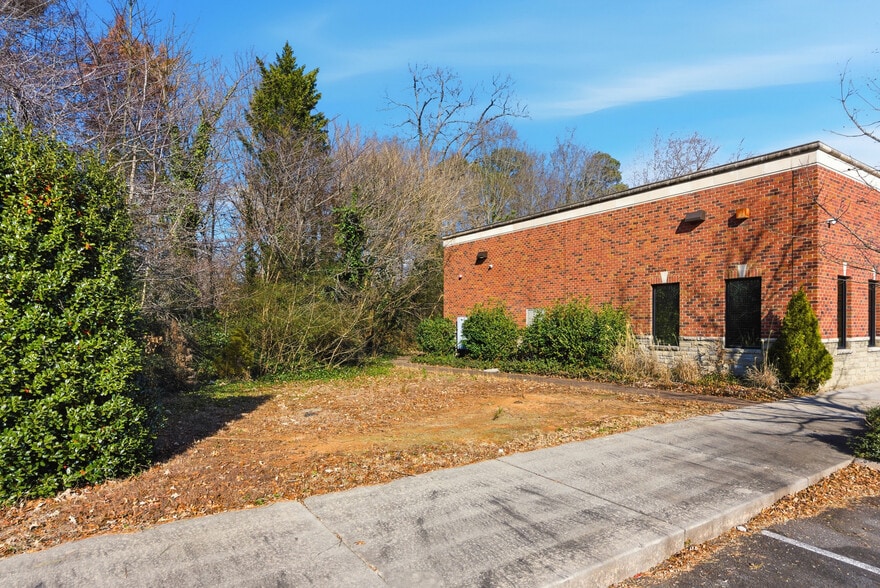 More Photos Of 11303 Highway 92, Woodstock Freestanding For Sale