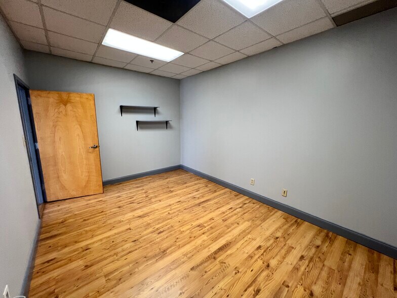 More Photos Of 2575 Cobb International Blvd, Kennesaw Warehouse For Lease