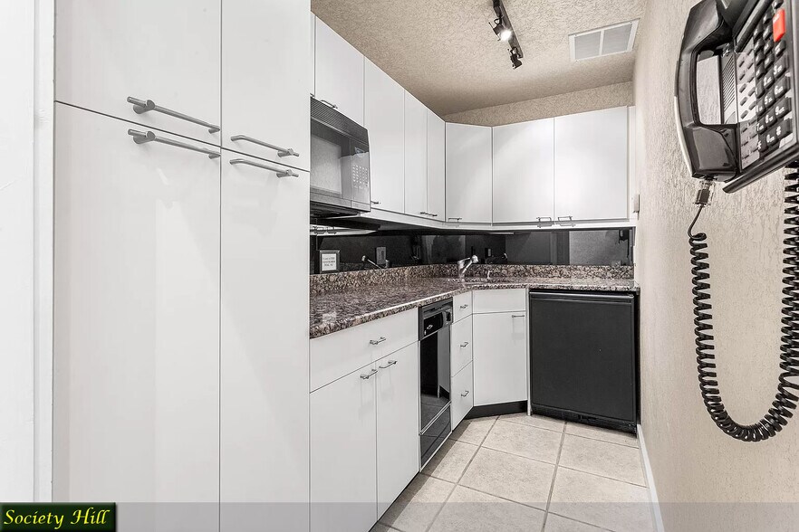 More Photos Of 208 S 3rd St, Philadelphia Storefront Retail Office For Lease