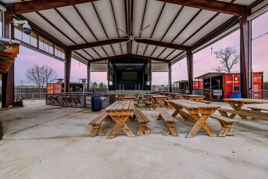 More Photos Of 309 S Oak St, Roanoke Restaurant For Lease