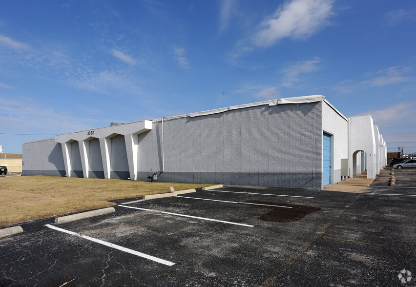 More Photos Of 2702 Industrial Ln, Garland Flex For Lease