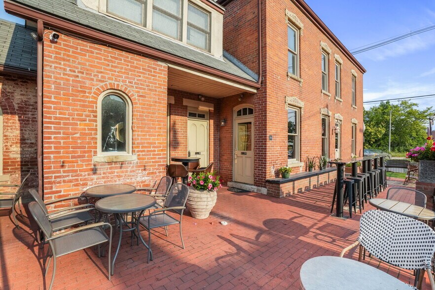 More Photos Of 491 S 4th St, Columbus Restaurant For Lease