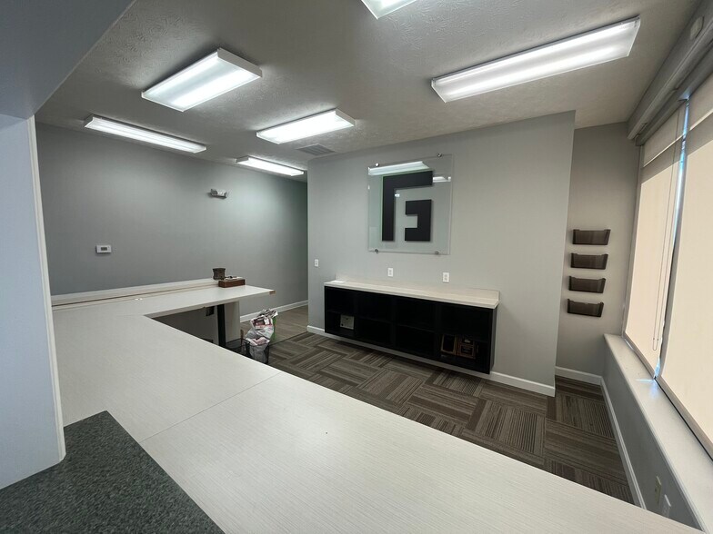 More Photos Of 830 Eastern Blvd, Clarksville Freestanding For Lease