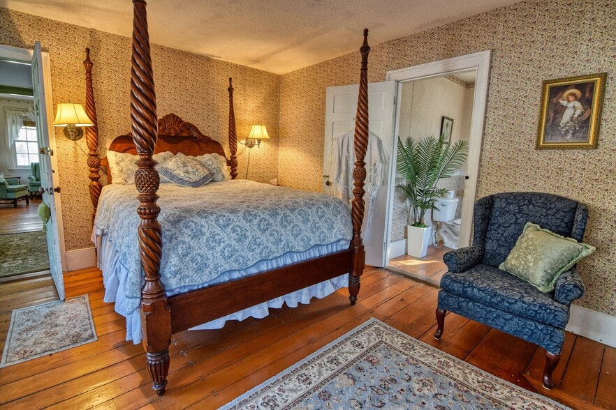 More Photos Of 27 Route 25, Plymouth Hospitality For Sale