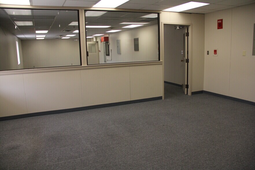 More Photos Of 228 Texas Ave, Hooks Office For Lease
