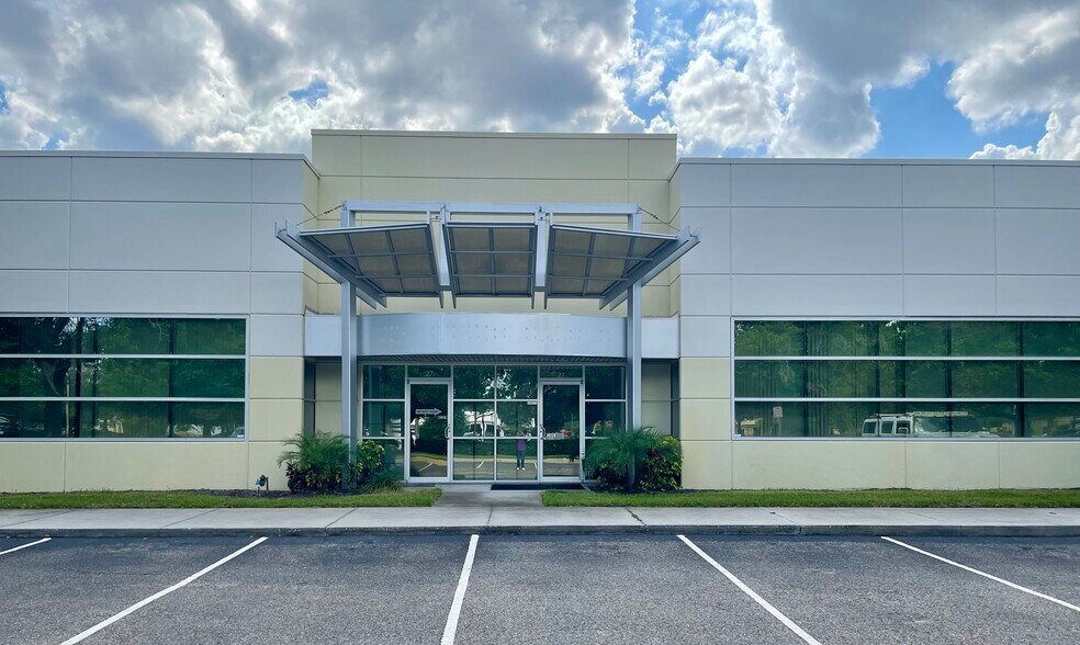 More Photos Of 8810 Commodity Cir, Orlando Showroom For Lease
