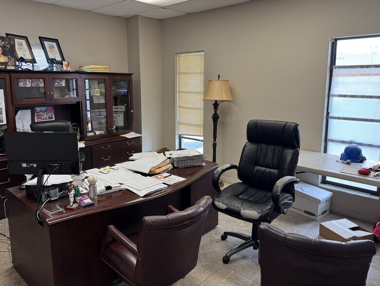 More Photos Of 12090 Metro Pky, Fort Myers Warehouse For Lease