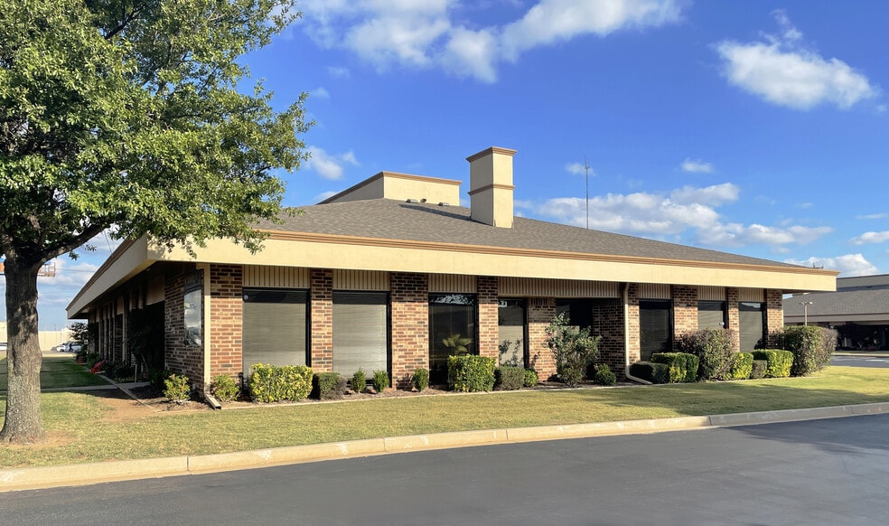 Primary Photo Of 510 E Memorial Rd, Oklahoma City Unknown For Lease