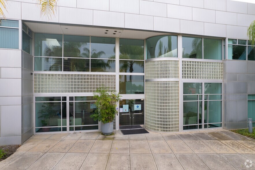 More Photos Of 4 Studebaker, Irvine Light Manufacturing For Lease