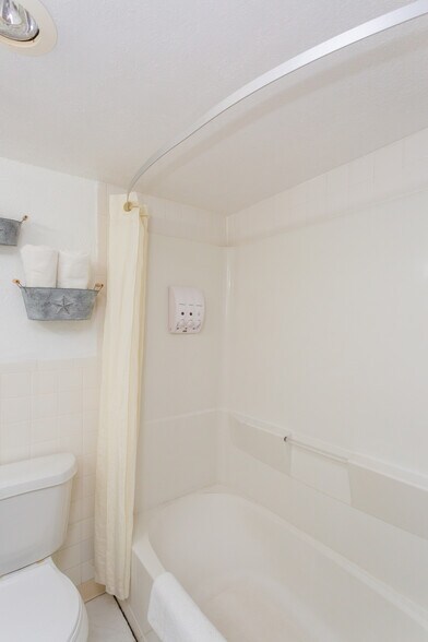 More Photos Of 2803 W 2nd St, Roswell Hotel For Sale