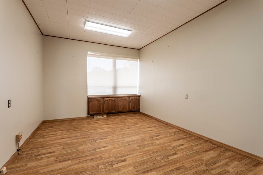 More Photos Of 1250 Franklin Ave, Brookville Office For Sale